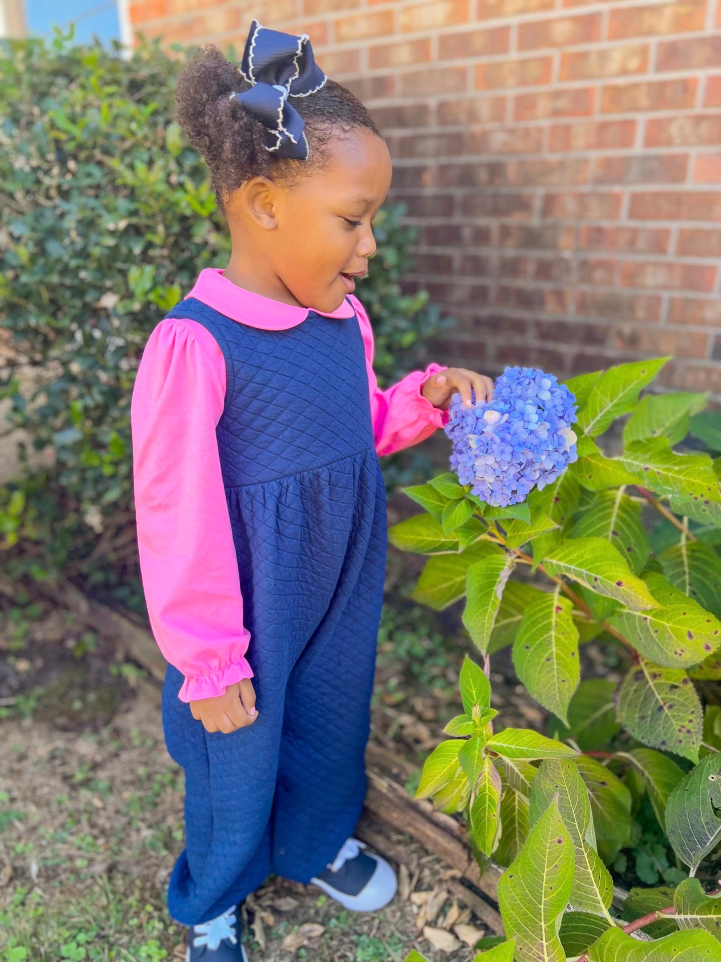 Wee Ones Girls' Grosgrain Hair Bow With Contrasting Moonstitch Edge And Wrap On A Weestay Hair Clip, Small, Navy With White