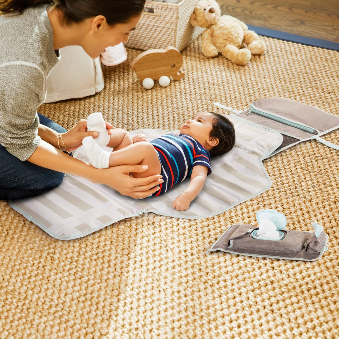 Munchkin Diaper Changing Kit Xl With Silver-Ion Technology, Includes 12 Diaper Disposal Bags