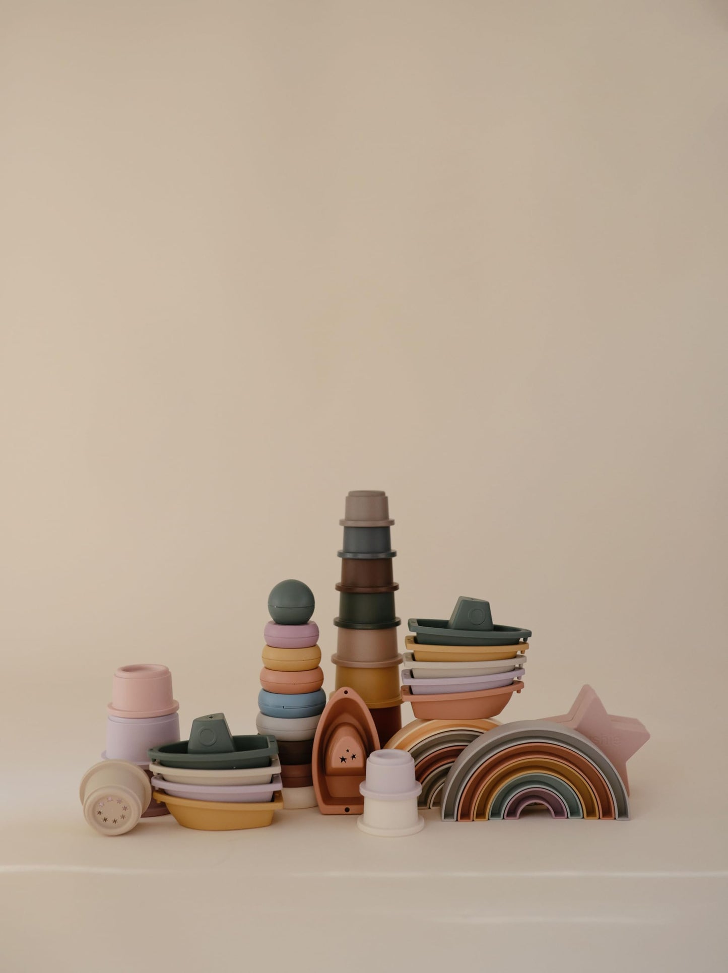 mushie Stackable Bath Boats Toy (Rustic) | Floating Bathtub Toys for Baby & Toddler, Set of 5 | Made in Denmark