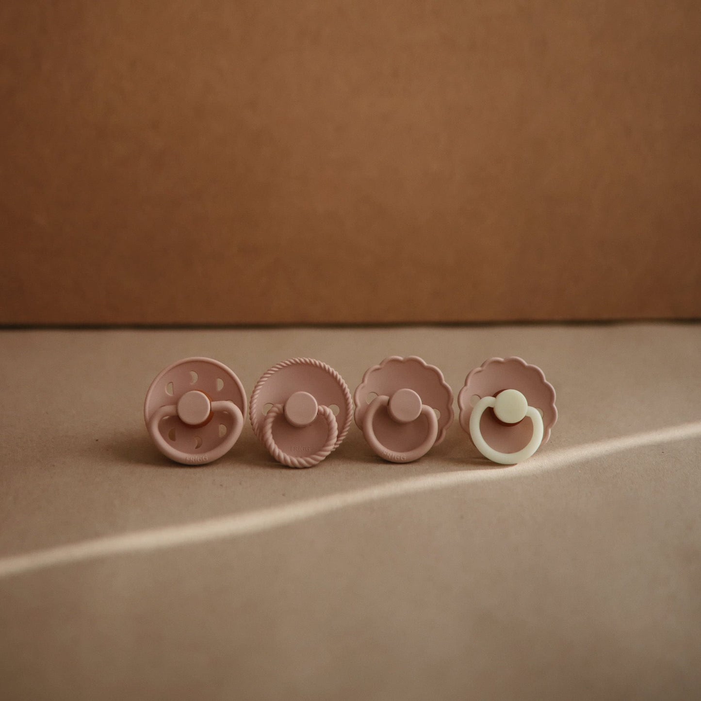 Frigg Daisy Night Natural Rubber Baby Pacifier | Made In Denmark | Bpa-Free (Blush/Cream, 0-6 Months) 2-Pack
