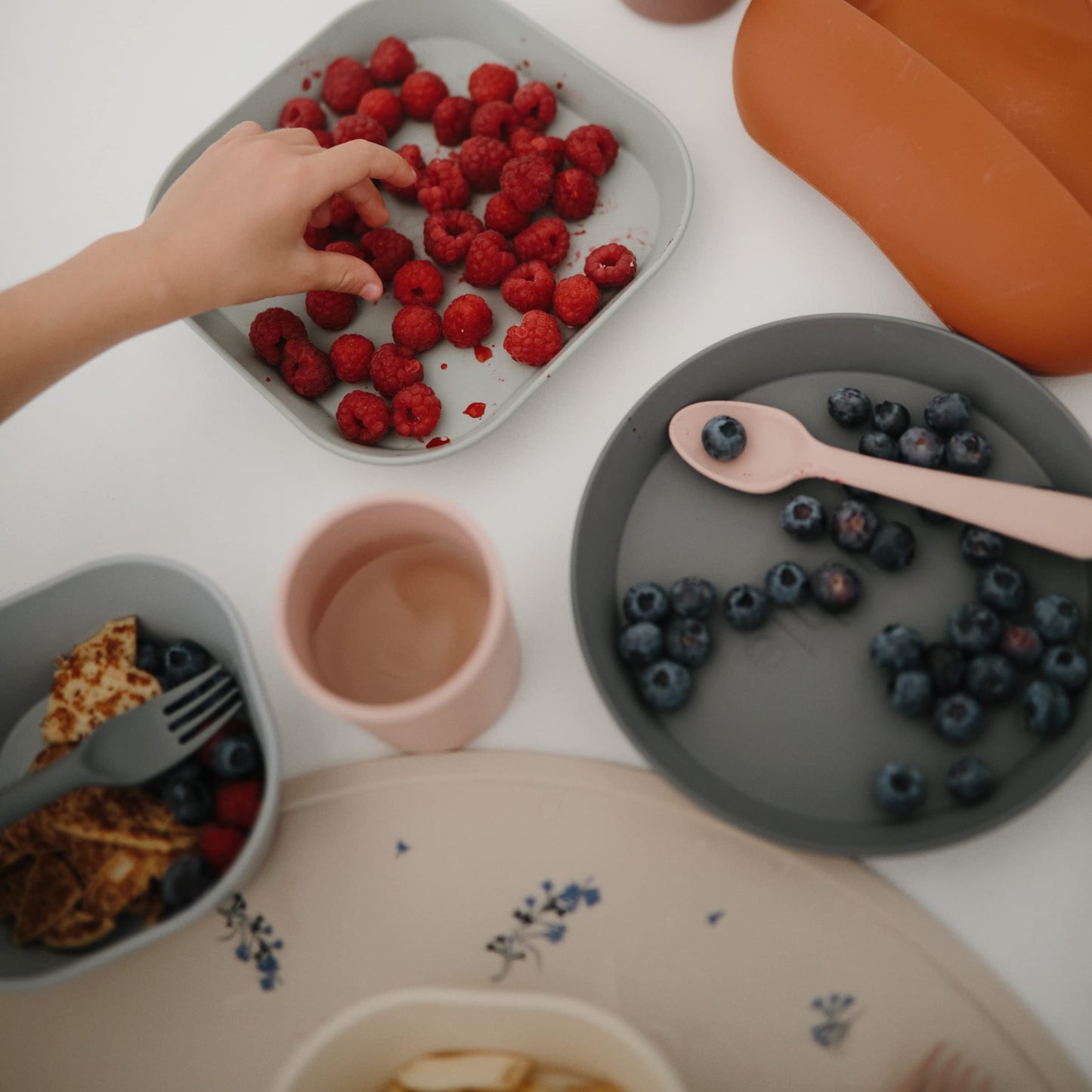 Mushie Round Dinnerware Plates For Kids | Made In Denmark, Set Of 2 (Smoke)