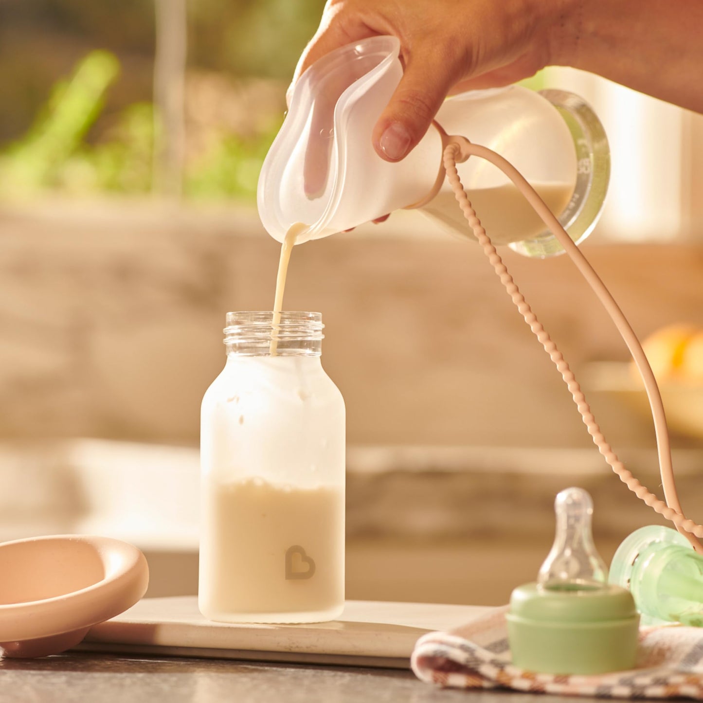 Munchkin Manual Breast Pump - Portable Pump For Expressing Milk At Home, Work, And On The Go, 4 Ounce, Silicone