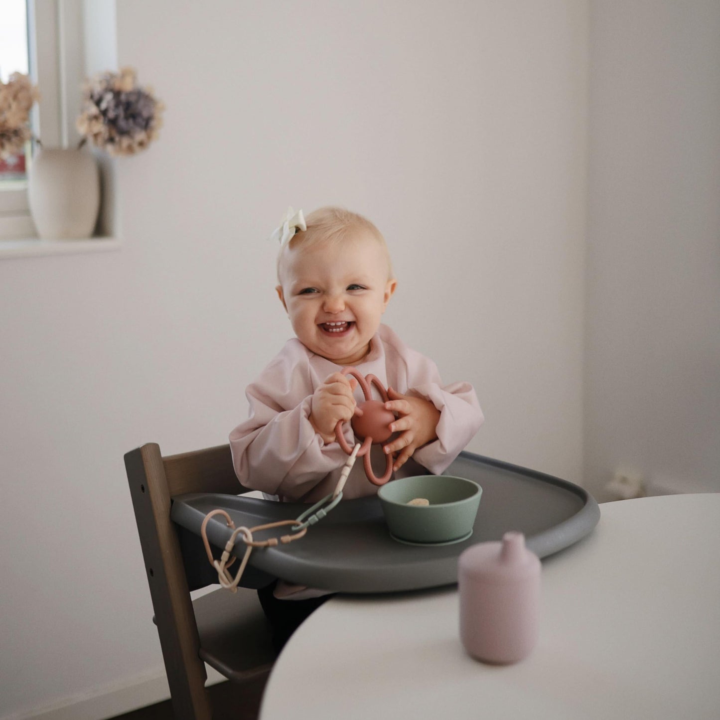 mushie Long Sleeve Baby Bib | Mess Free & Waterproof Fabric for Toddlers | Adjustable Fit for Ages 6-24 Months (Fog)