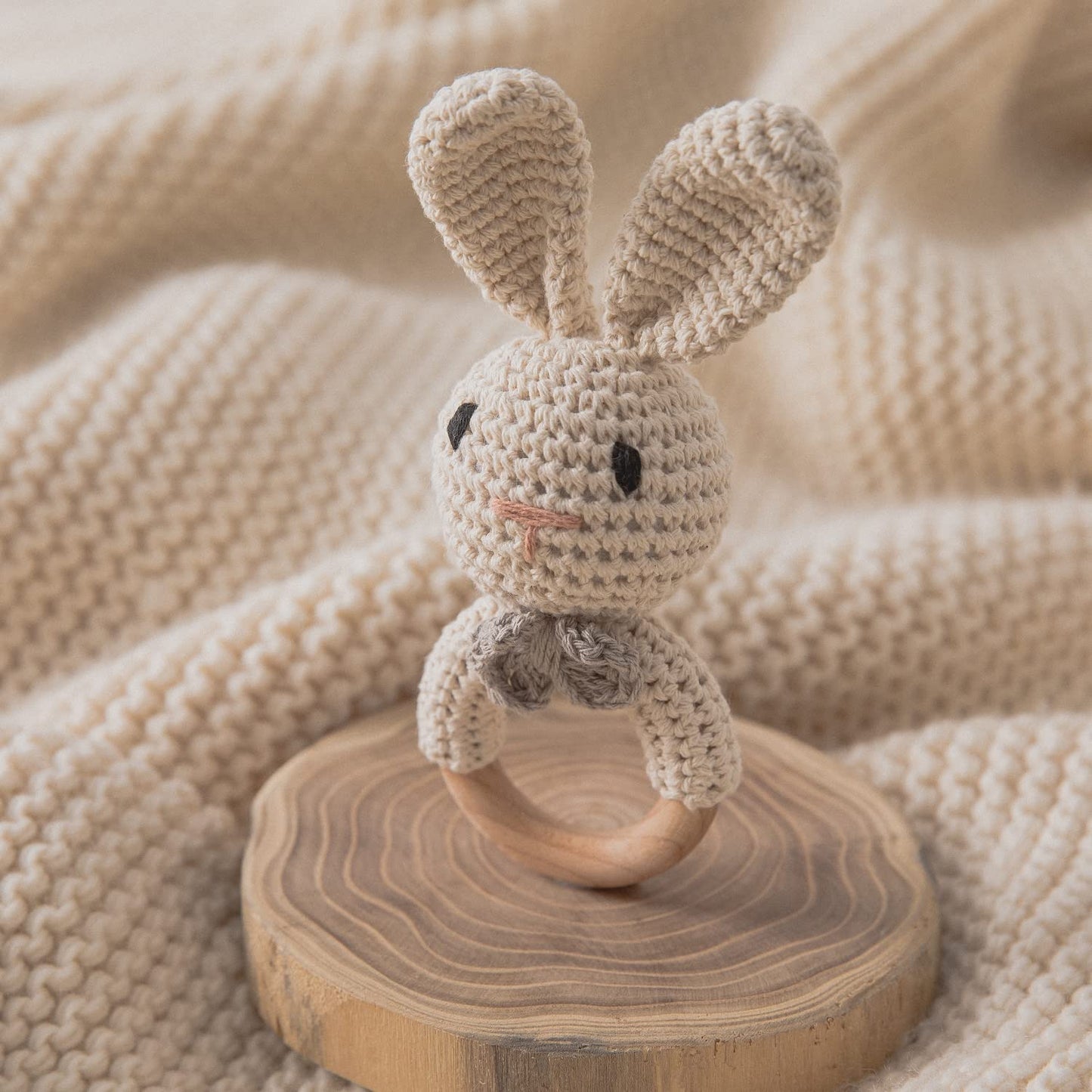 Youuys Wooden Baby Rattle Toys, Easter Bunny Rattle for Baby Crochet Bunny Rattle Toy Natural Wood, Shaker Rattle for Hand Grips