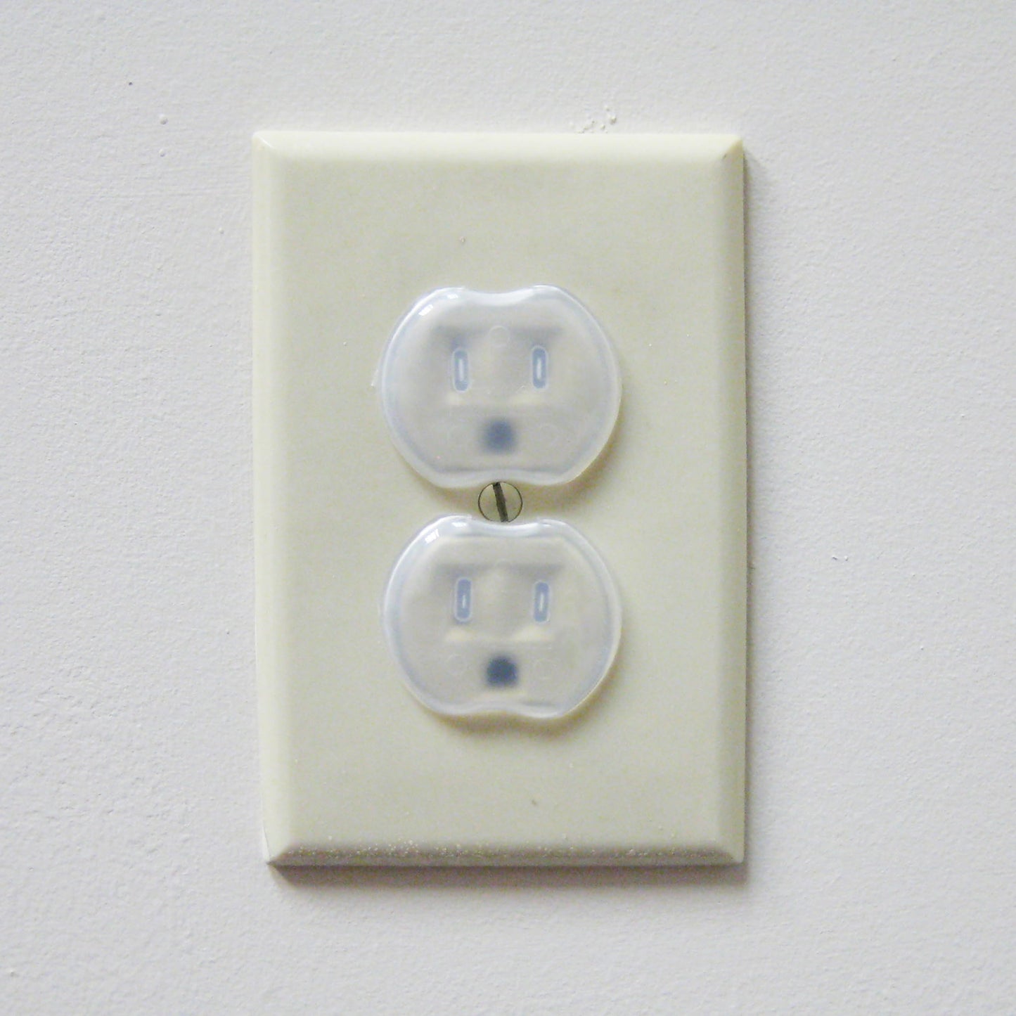 Dreambaby Plastic Baby Safety Outlet Plug Covers - 24 Pack - Outlet Covers Baby Proofing