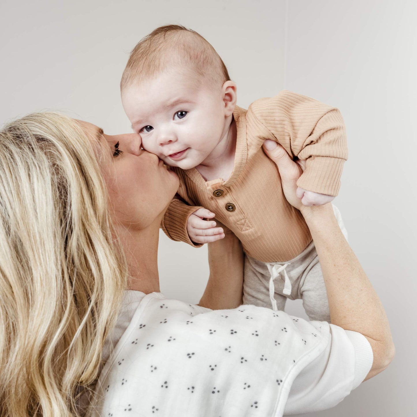 Weesprout Unisex Organic Towel Cotton Burp Cloths, Set Of 4, Four Ultra-Absorbent Layers Keep Clothes Dry, Button Transforms Int