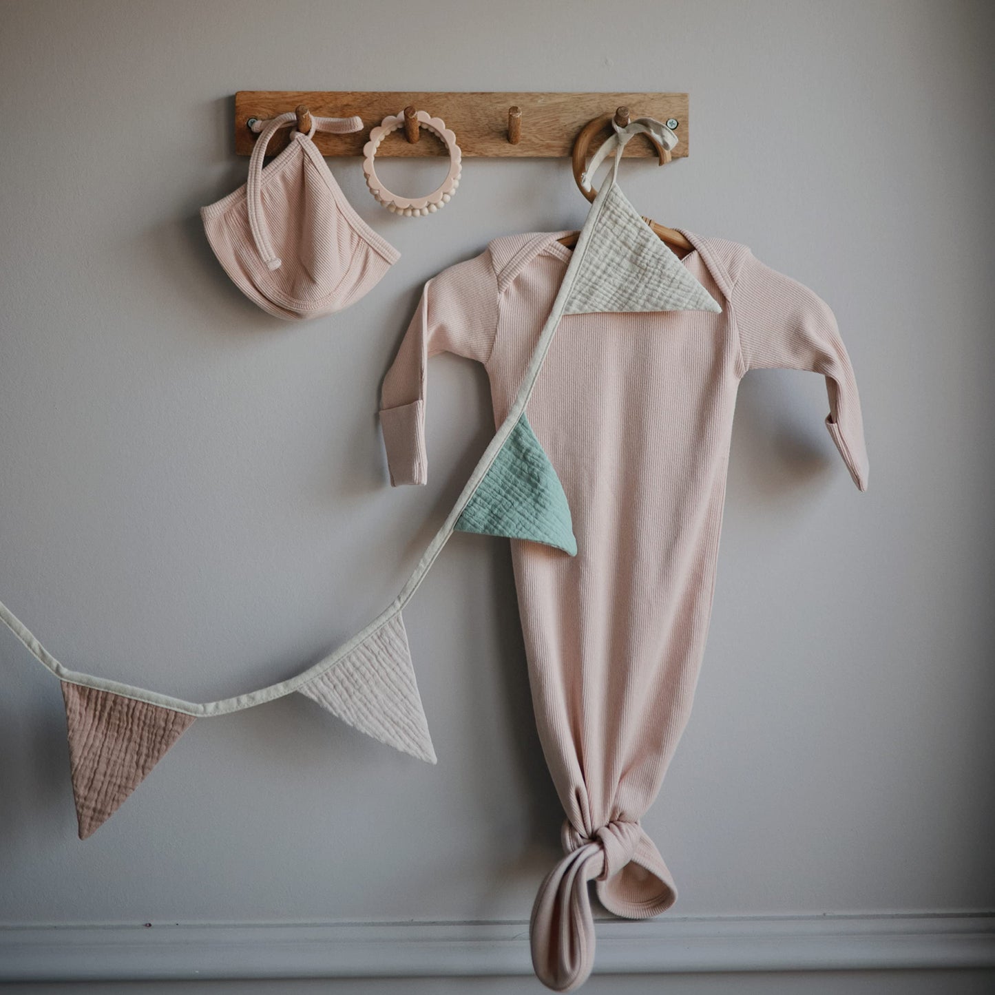 mushie Pearl Teether Bracelet | 3-Pack (Linen/Peony/Pale Pink)
