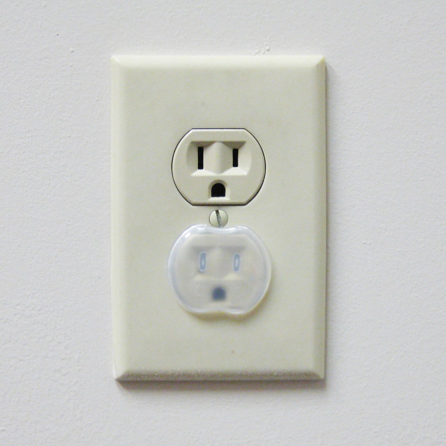 Dreambaby Plastic Baby Safety Outlet Plug Covers - 24 Pack - Outlet Covers Baby Proofing