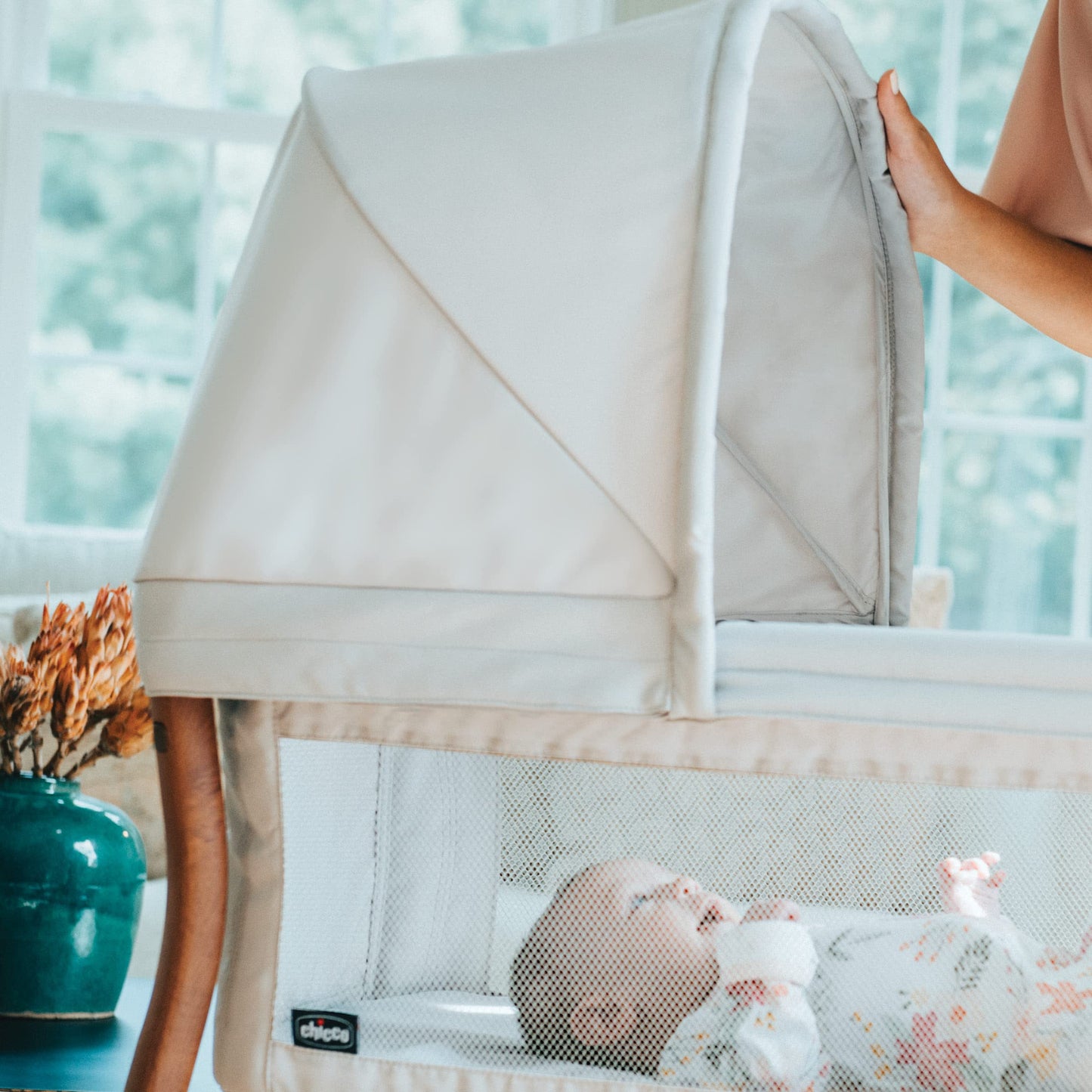 Chicco LullaGo Anywhere LE Portable Bassinet, Space-Saving Baby Bassinet with Canopy, Waterproof Mattress and Fitted Sheet, Incl