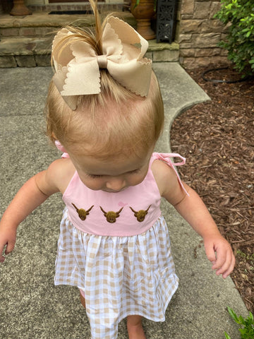 Wee Ones Girls' Classic Grosgrain Hair Bow With Scalloped Edges And Plain Wrap Center On A Weestay Hair Clip, Medium, Oatmeal