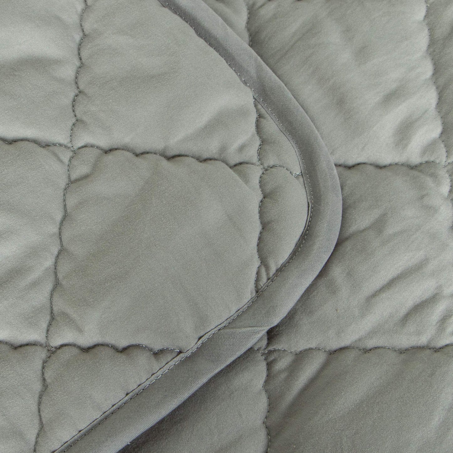 FLXXIE Machine Washable Microfiber Down Alternative Toddler Comforter, Super Soft and Lightweight Kids Crib Quilted Blanket for